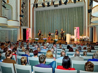 Die Band "Les Bummms Boys" auf der Bühne im Theater Stralsund 2019