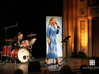 Kathy Leen und Band auf der Bühne im Theater Putbus